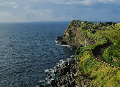 해안을 따라 이어지는 길