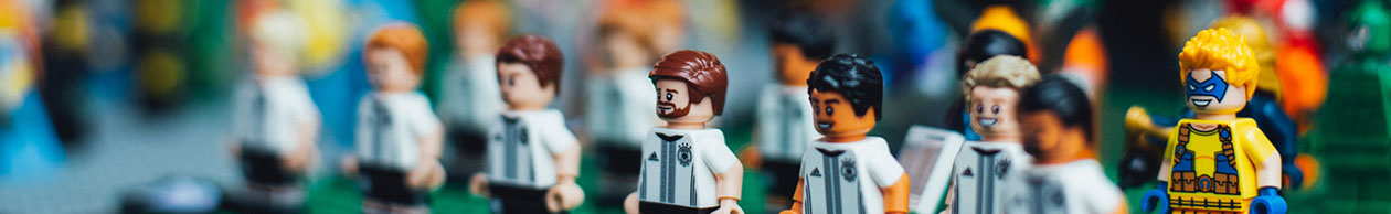 다양하게 꾸민 레고 사람 장난감을 사선에서 바라본 모습