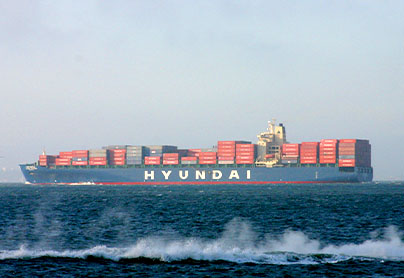 HYUNDAI가 적힌 선박 옆 모습