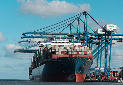 항구에서 컨테이너를 싣고 있는 선박 앞 모습