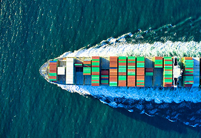 컨테이너를 싣고 순항 중인 선박을 하늘에서 바라본 모습