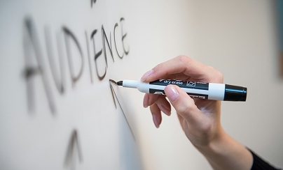 유성펜으로 칠판에 AUDIENCE라고 쓰는 모습