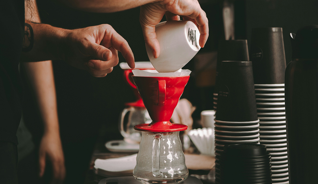 커피를 내리는 바리스타의 손